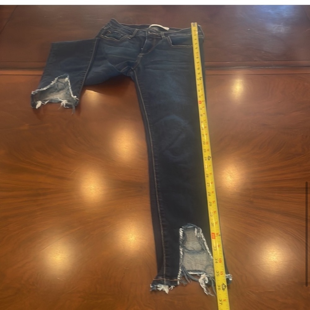 Hidden distressed skinny jeans. Size 25